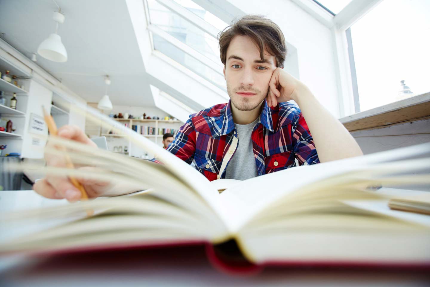 Konzentrierter Schüler: Die besten Merktechniken für die Schule