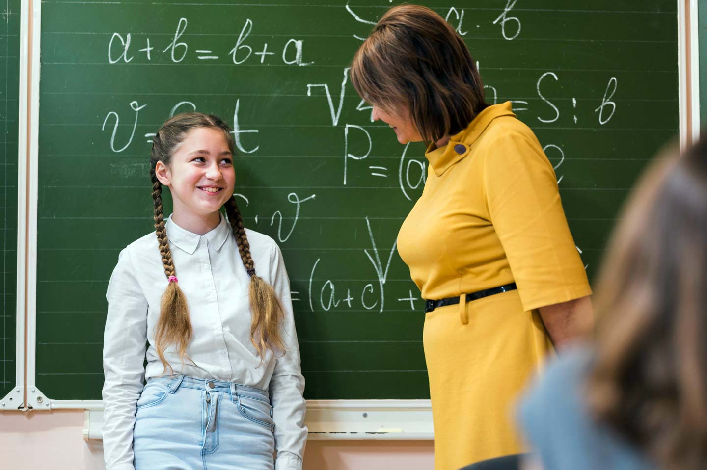 In Mathematik Schüler motivieren: Lehrerin lobt Schülerin - Magazin SCHULE